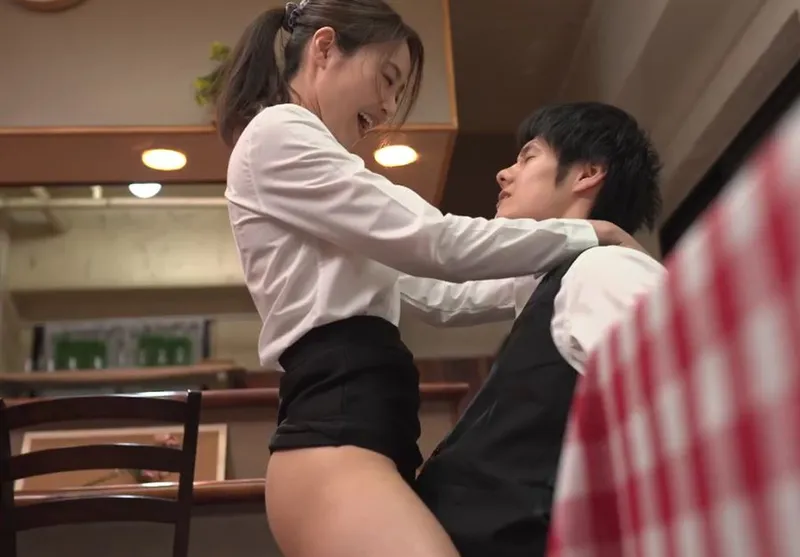 Cậu trai trẻ nắc cô nhân viên nữ có chồng yêu nhưng chồng yêu “yếu”