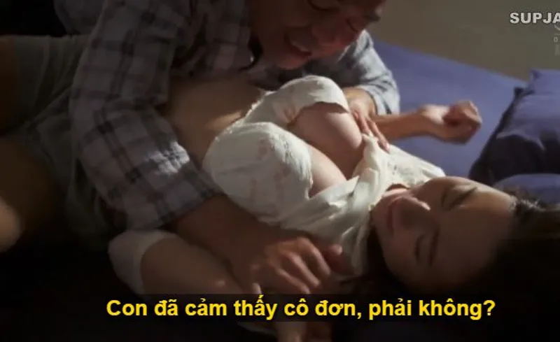 Nhìn con trai mải mê lao vào công việc khiến vợ con trai cảm thấy cô quạnh, ông bố chồng nổi hứng làm bậy đè ra địt con dâu.